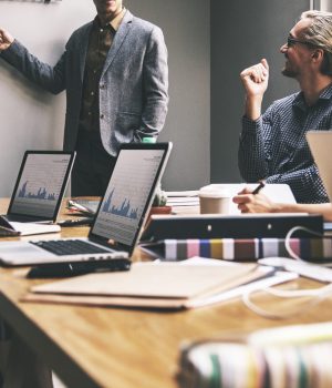 grupo-personas-diversas-que-tienen-reunion-negocios