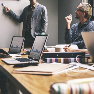 grupo-personas-diversas-que-tienen-reunion-negocios